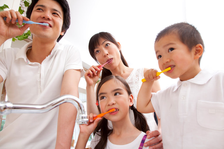 小さなお子様の歯を守るためには、保護者の方のサポートが欠かせません